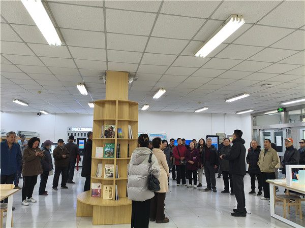老同志们参观北校区图书馆1.jpg